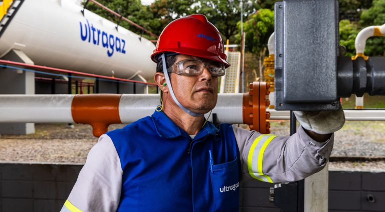 Homem com EPIS utilizando equipamentos industriais